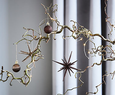 HELIOTROP julgranskulor och ASLAUG stjärna upphängda som dekoration