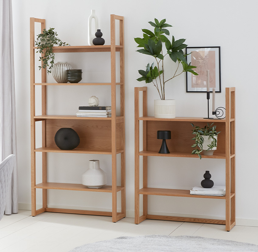 Två minimalistiska bokhyllor i ek med tre och fem hyllplan