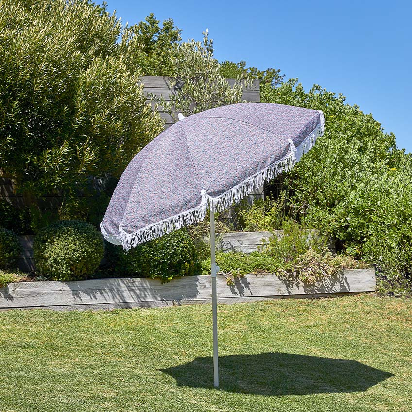 Litet grått parasoll i trädgården med lutningsfunktion och justerbar höjd
