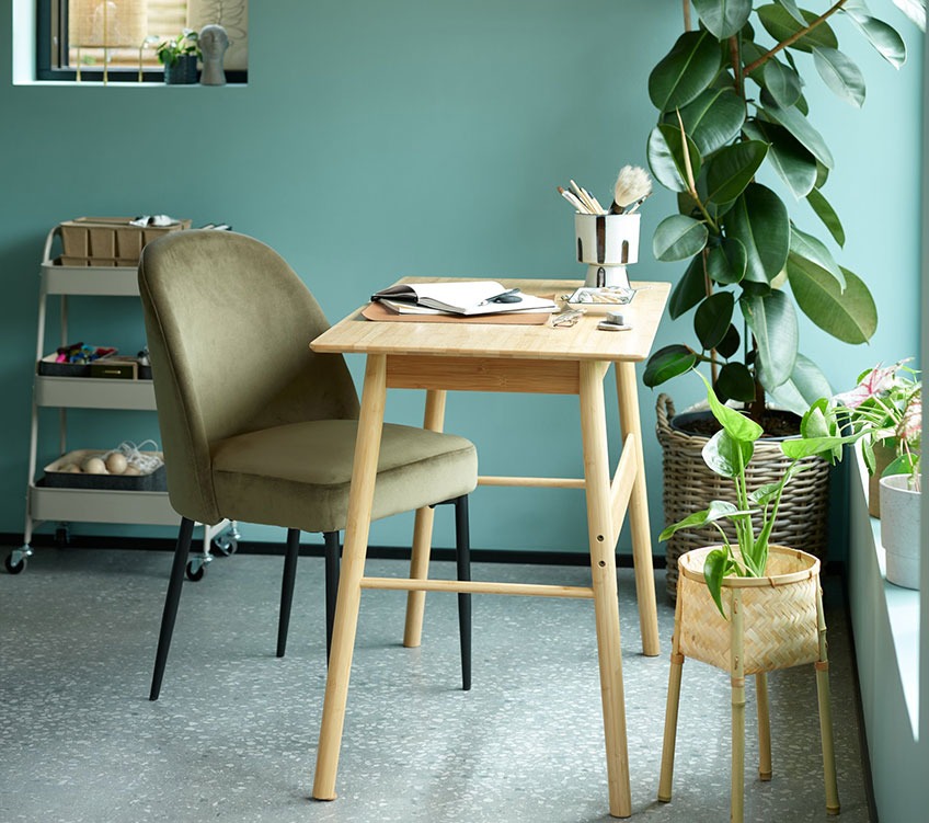 Olivgrön matstol vid ett skrivbord i bambu