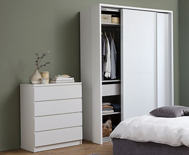 LIMFJORDEN byrå i vit färg i ett sovrum bredvid en garderob 
