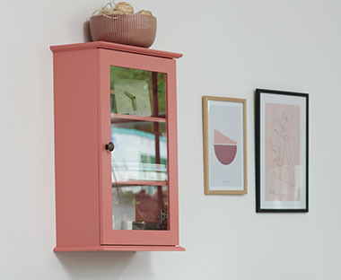 LOOK-IN hylla i rosa färg bredvid två tavlor 