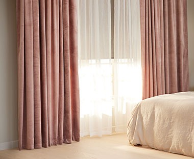 BOLGA AUSTRA färdigsydda gardiner med undergardiner i ett sovrum 
