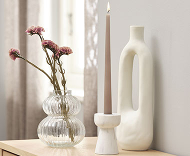 GREGOR ljusstake i vitt med två vaser 