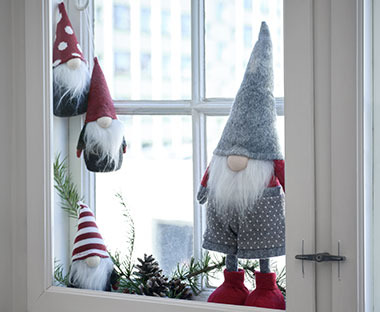 BOND jultomtar i ett fönster 
