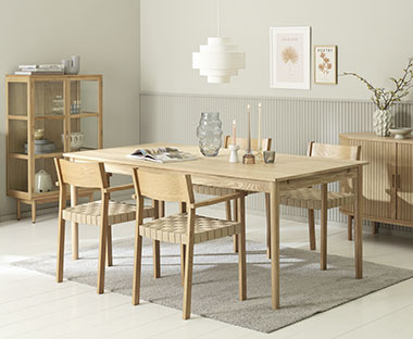 MARSTRUP matbord med stolar i ljus träfärg i ett matrum med annan dekoration