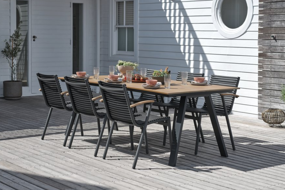 Spara upp till 50% på trädgårdsbord