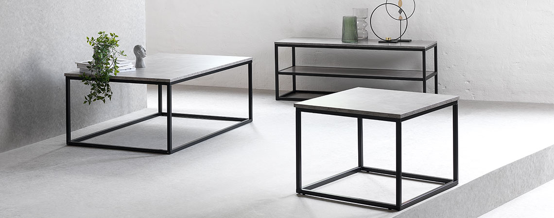 Tv-bänk, hörnbord och soffbord i svarta metallramar med betong imiterat bordsskiva
