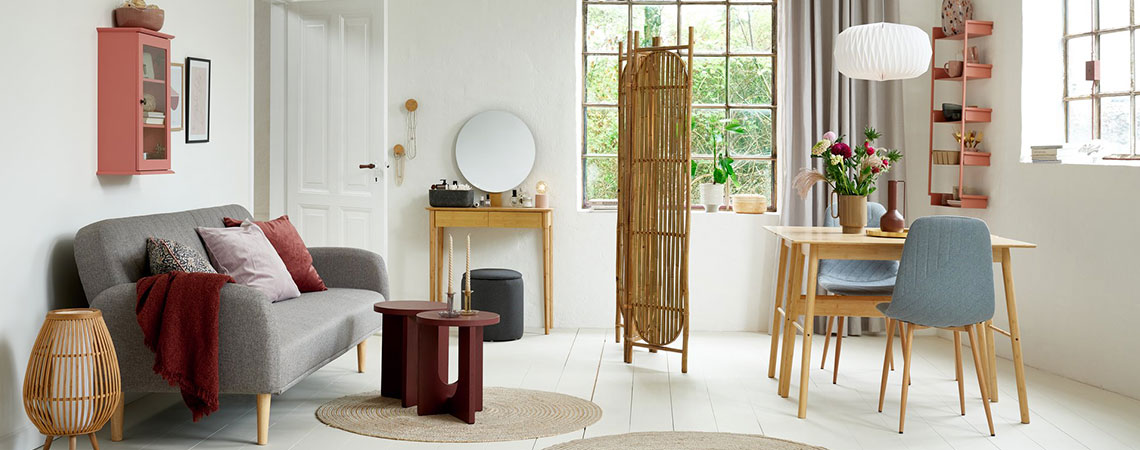Vardags-/matrum med roséväggskåp, grå bäddsoffa, bambu -skärm, bambu -skrivbord och grå matstolar