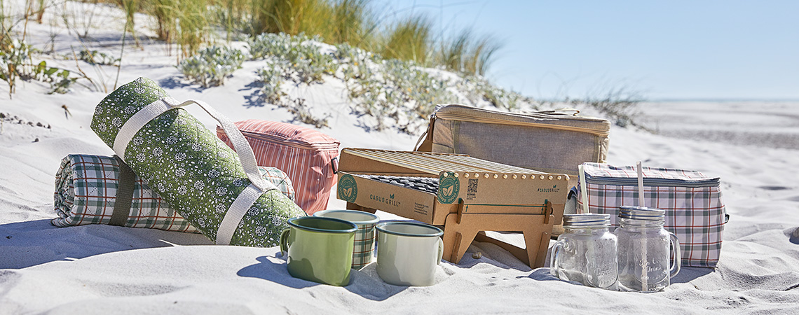 Strandhandduk, strandfilt och annan picknickutrustning för en resa till stranden