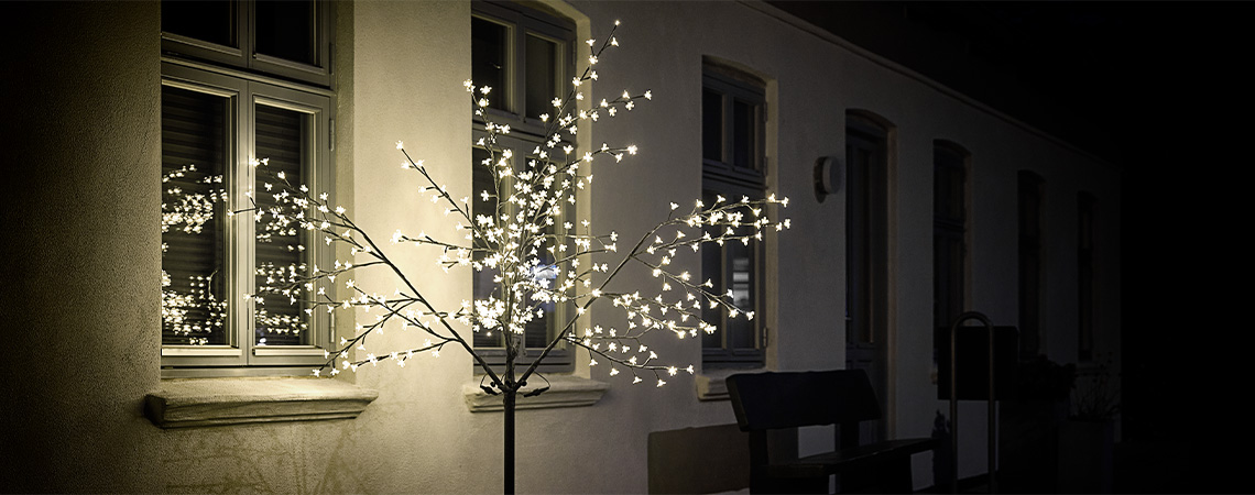 LED-ljusträd utanför hemmet på vintern