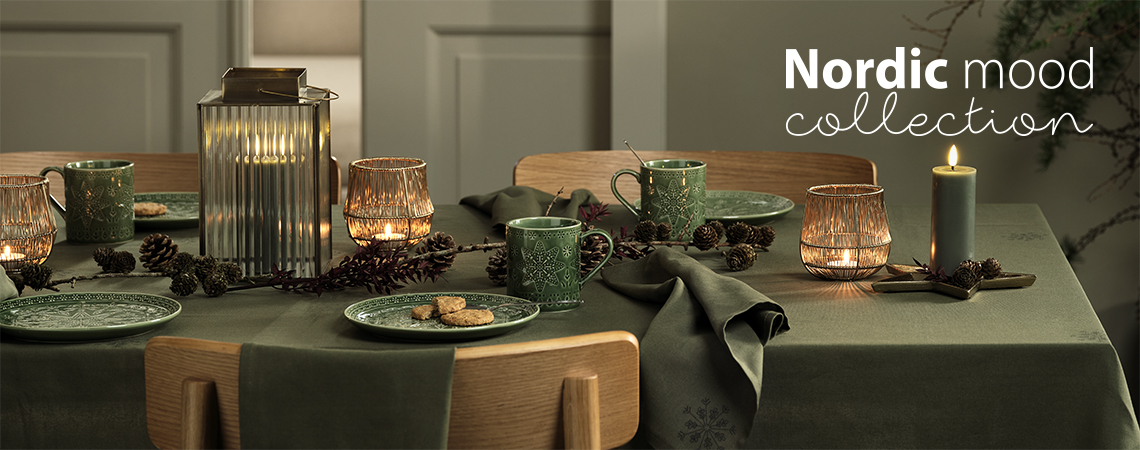 Bordsset med gröna jultallrikar, gröna julmuggar, lykta och värmeljushållare och candles 