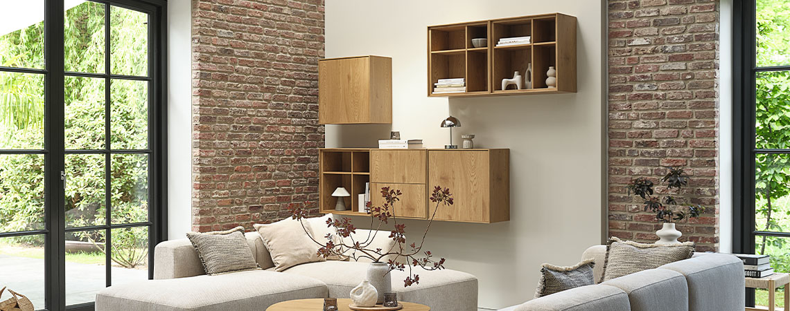 Förvaringsmöbler bestående av flera väggenheter monterade på en vägg i vardagsrummet