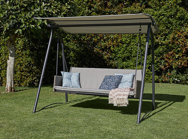 JUELSMINDE hammock Grå hängsoffa i trädgården med kuddar och plagg