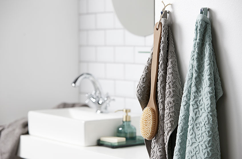 Mönstrade handdukar hängande i ett badrum
