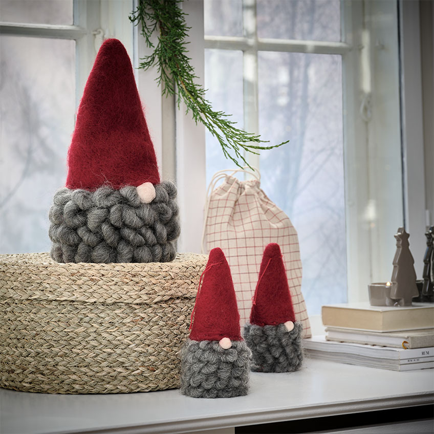 MUGGLESTEN Jultomte finns i två storlekar Jultomtar i två storlekar på en fönsterbräda