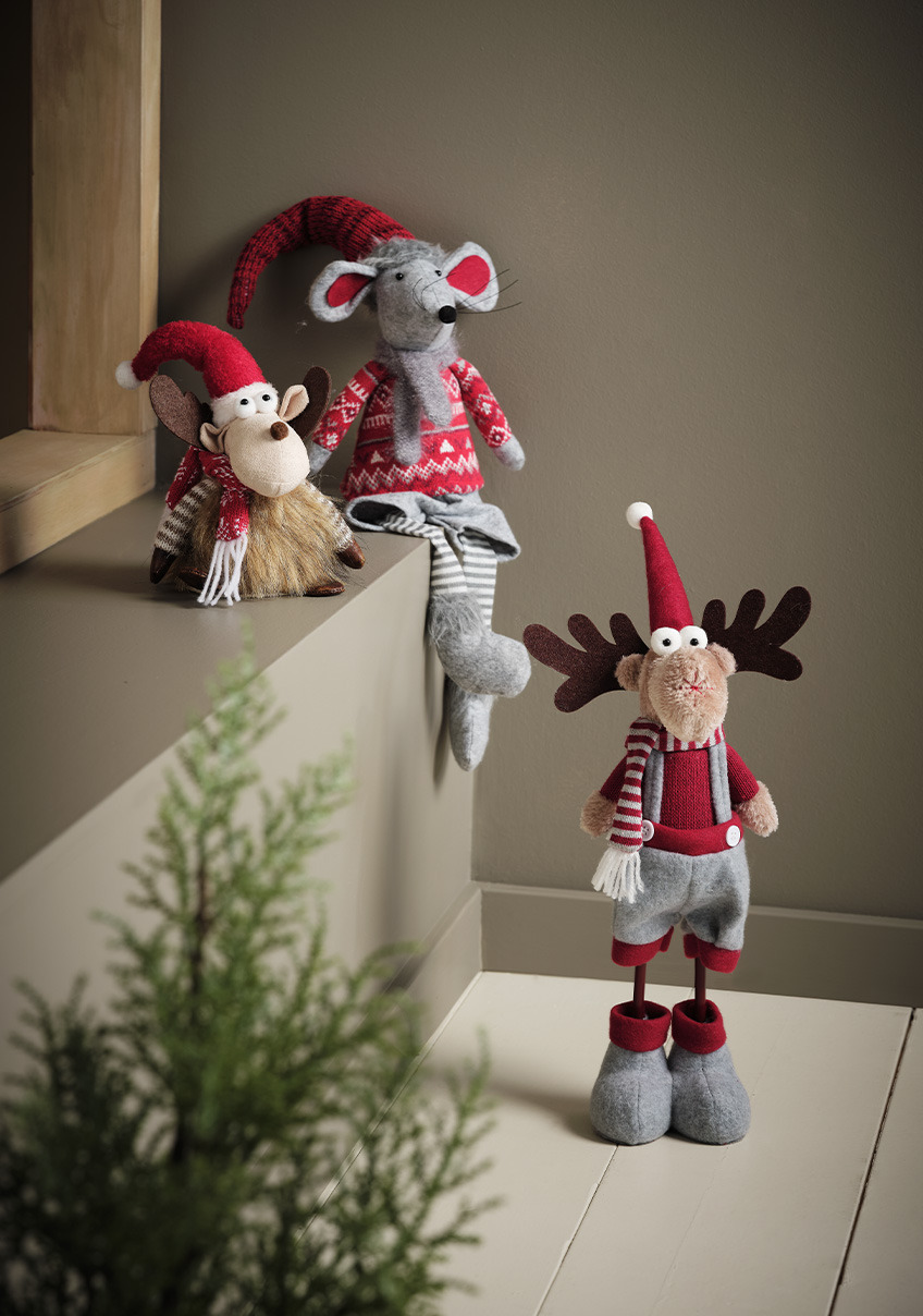 Julfigurer som JULKLAPP, RAN och GYLVE är fantastisk dekoration inför julen Två julrenar och en julmus