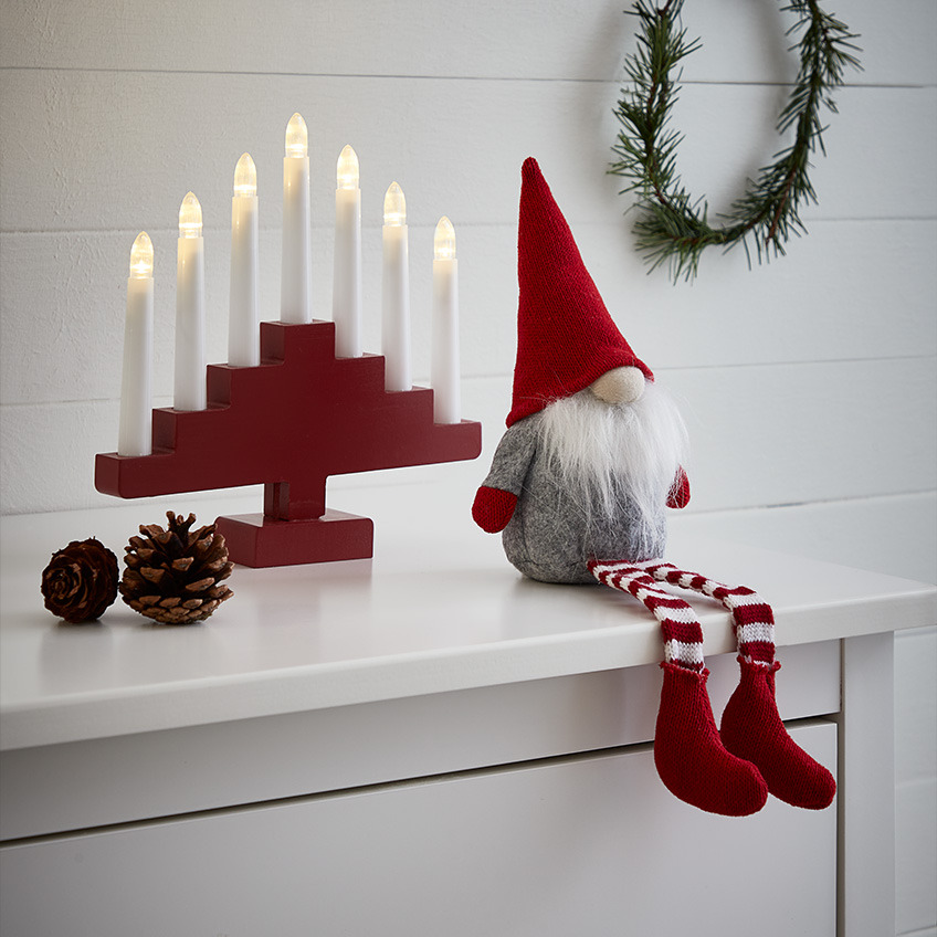 MOLDAVIT jultomte och HILDEGUN ljusstake Jultomte med stort skägg, spetsig röd hatt och strumpor