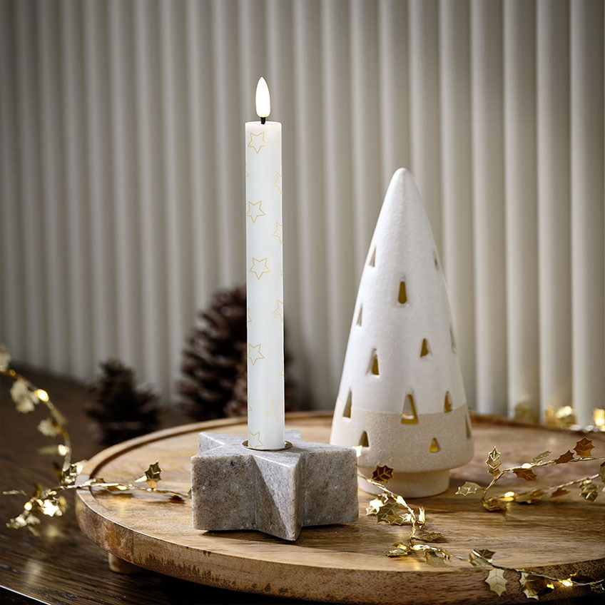 Stjärnformad ljushållare i marmor, LED-ljus med stjärnor, och LED-upplyst julgran