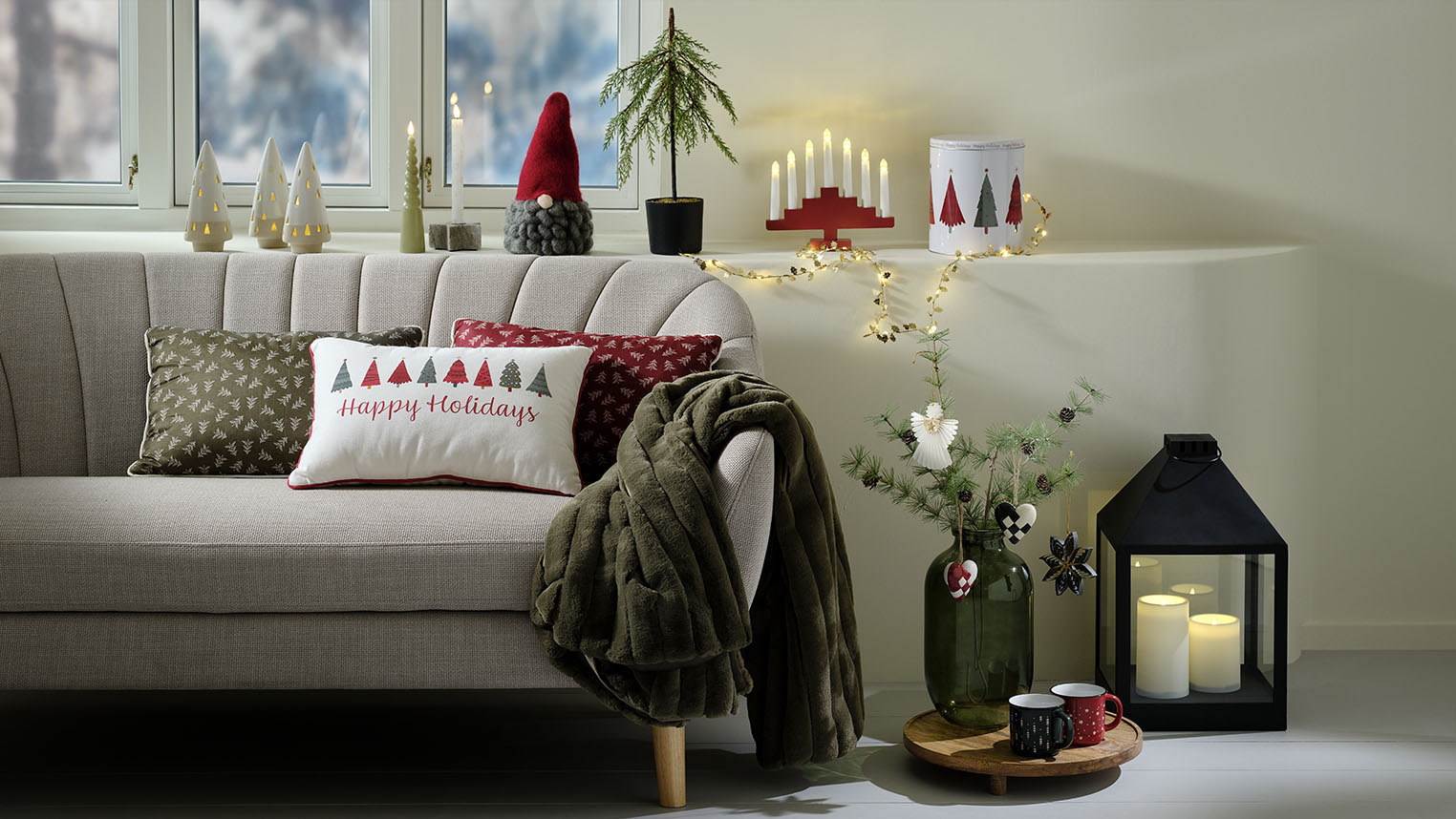 Mysigt vardagsrum dekorerat med skandinavisk juldekor