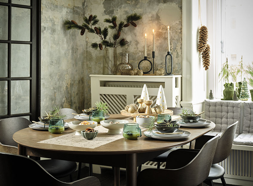 BURE bordslöpare, ANDERS muggar, FERDUS tallrikar, KLAES skålar och VILJE julgranar på STROMATOLIT dekorbricka Matsal med duk med julbordslöpare, tallrikar, skålar och juldekorationer