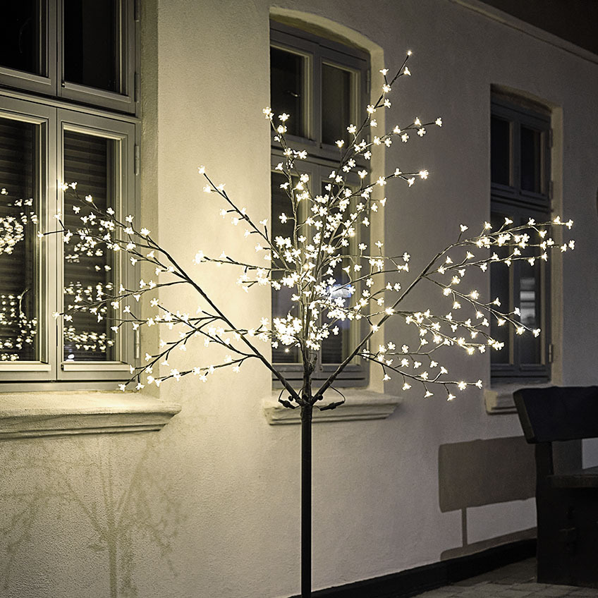 YGGDRASIL LED ljusträd Stort LED-ljusträd som lyser upp hus
