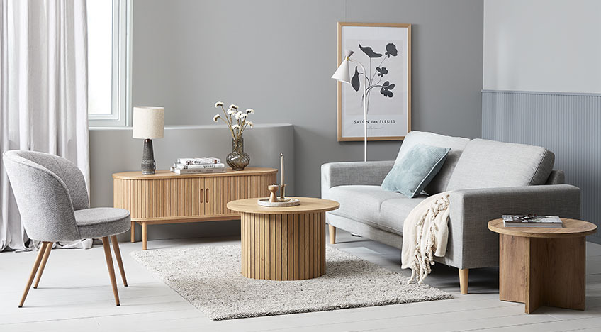Trä TV-bänk med tambourdörrar i vardagsrum med soffa, soffbord, gavelbord
