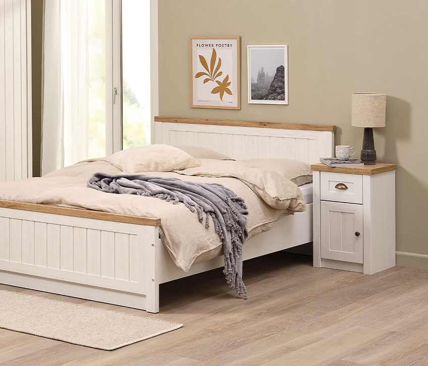Alternativ för sovrumsförvaring inkluderar en sängstomme och sängbord med förvaringsmöjligheter för sovrummet