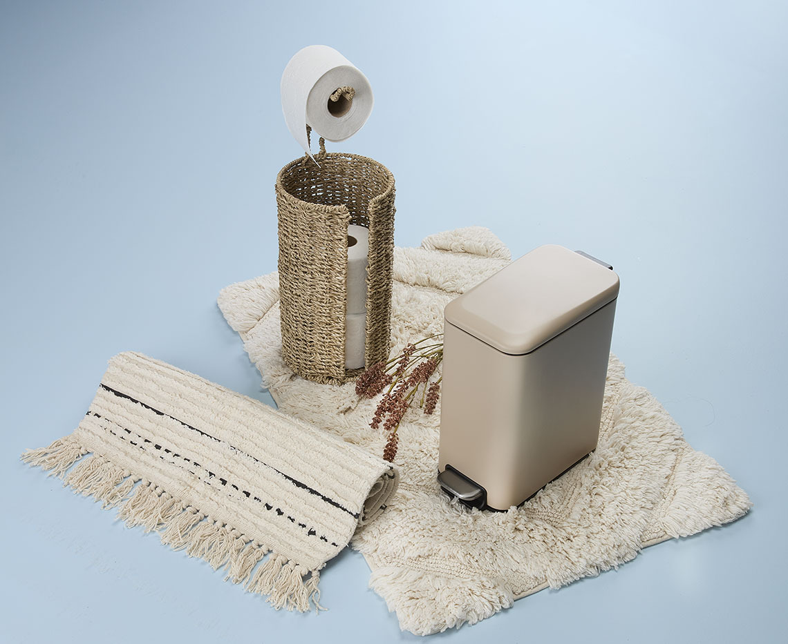 Badmattor med toalettpappershållare och fyrkantig  pedalhink