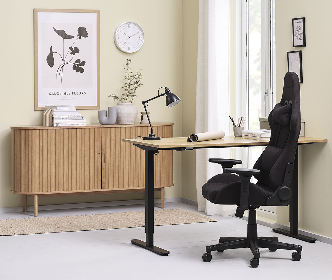 Hemmakontor med SVANEKE stående skrivbord, NIBE gamingstol och LYNGVIG sideboard Mysig kontorsinredning med stående skrivbord, gamingstol och skänk