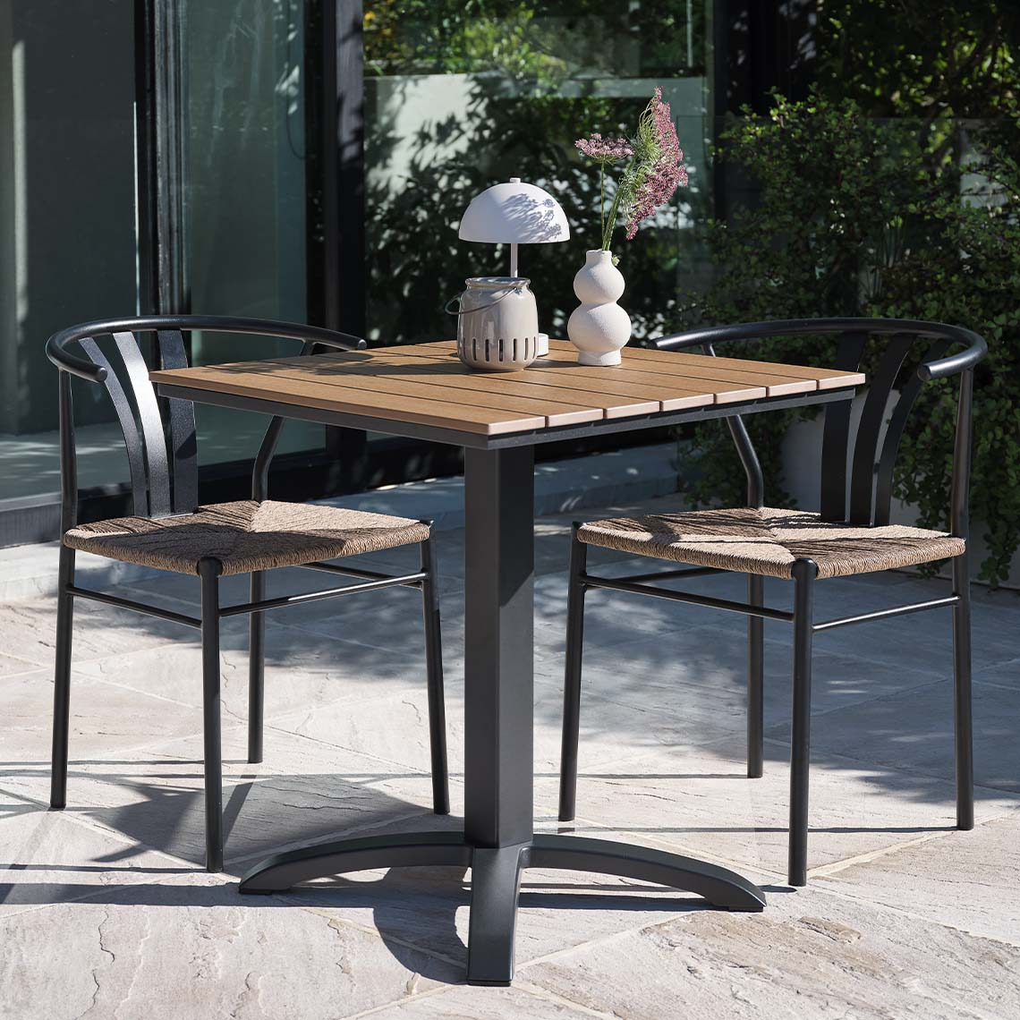 Underhållsfritt HOBRO bistrobord och TAGMARK trädgårdsstolar Underhållsfritt trädgårdsbord och trädgårdsstolar i modern stil på uteplatsen
