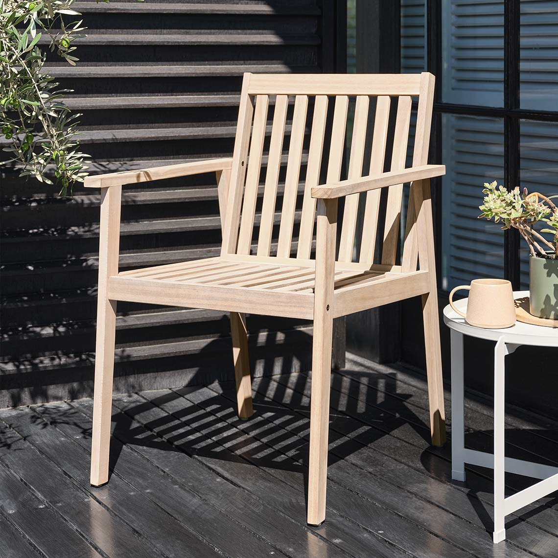 Garden chair made from oil-treated, FSC-certified hardwood 