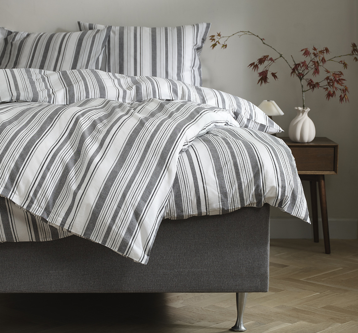 IDA sängkläder är 100 % OEKO-TEX® STANDARD 100, Better Cotton certifierad bomull Randigt påslakanset