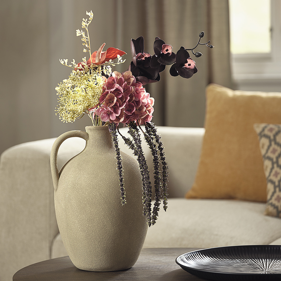 KJARTAN vase and GODFRED artificial flowers Vase with artificial flowers in living room