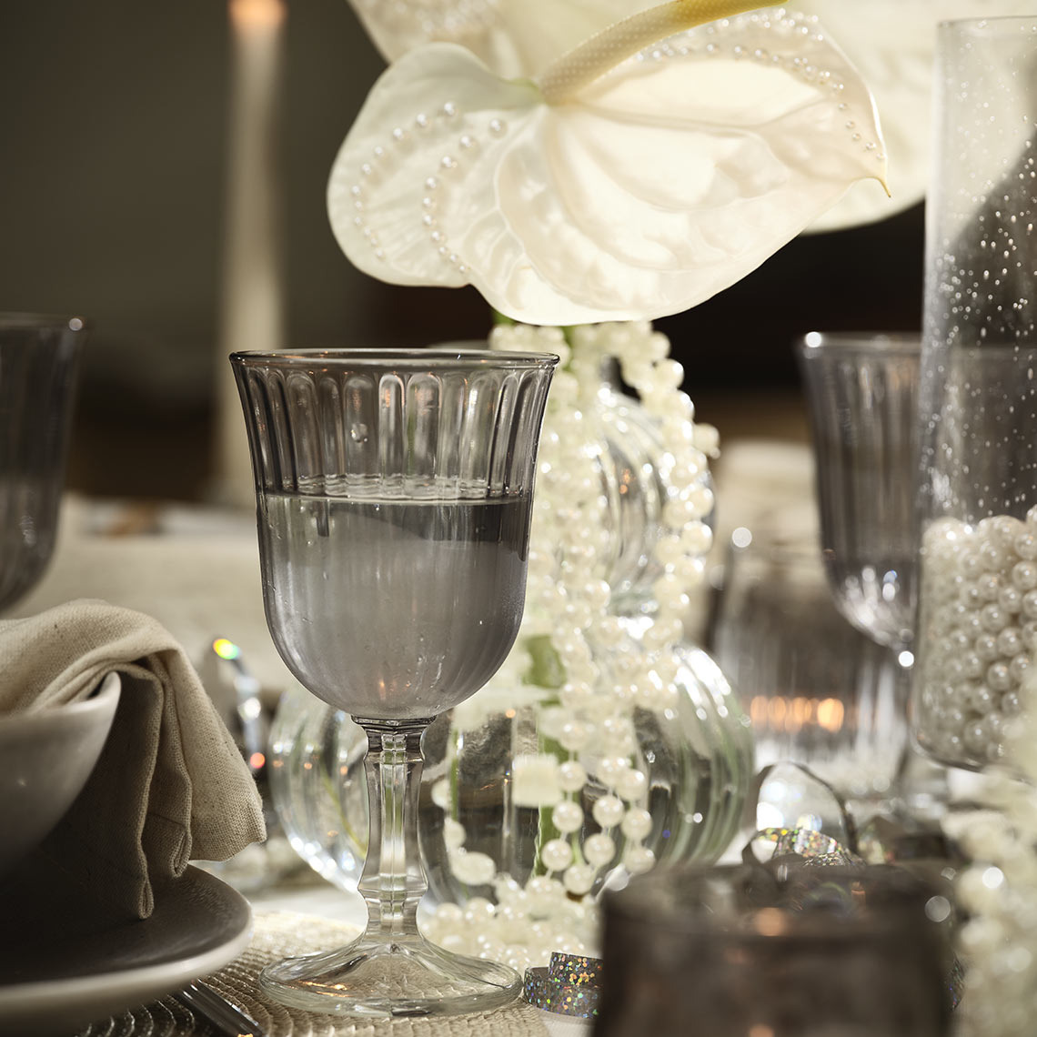FRIDOLIN vinglas Vinglas på ett dukat bord