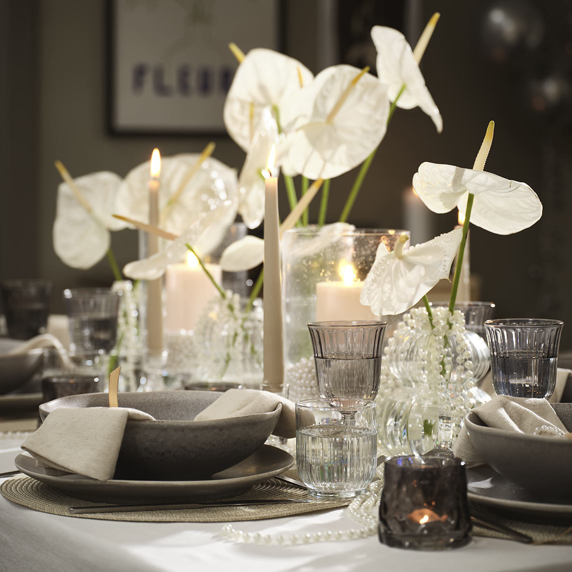 GUDMAN värmeljus ljusstake och ELIAS skålar och tallrikar Bordsset med skålar, tallrikar, glas och värmeljusstakar