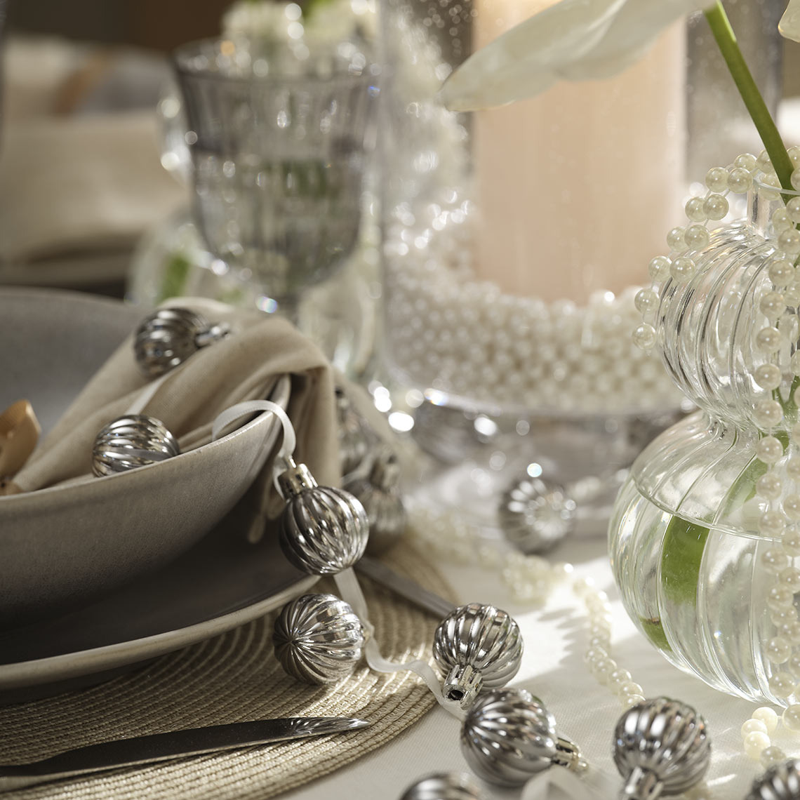 HELIOTROP Julgranskulor Julgranskulor på ett snöre på ett middagsbord