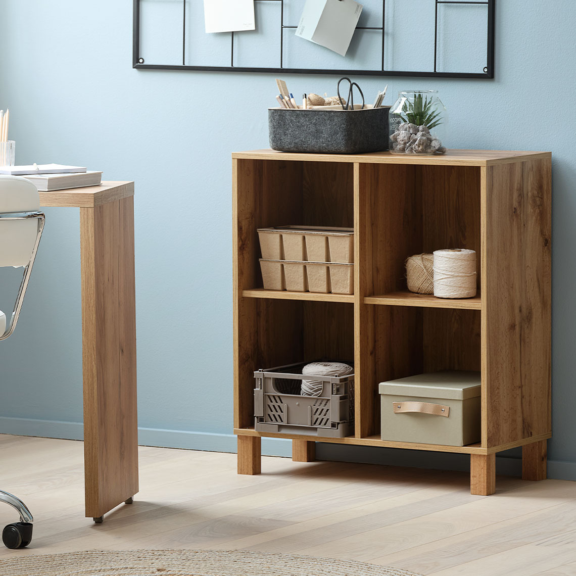 Modulär väggförvaringsenhet med fyra fack, stående på golvet med matchande ben