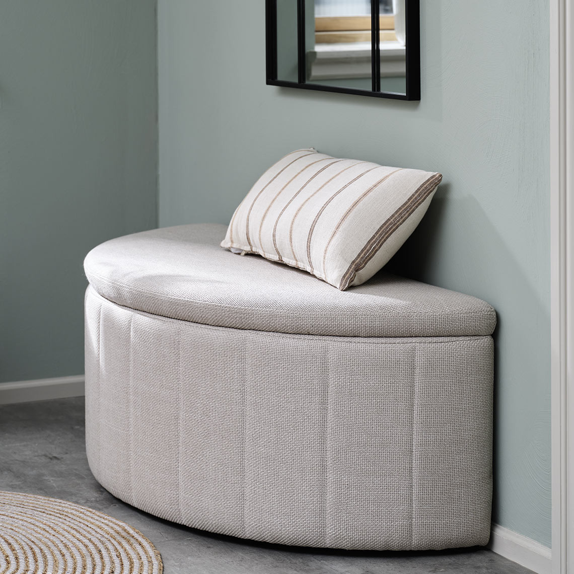 Ljus bänk i korridoren