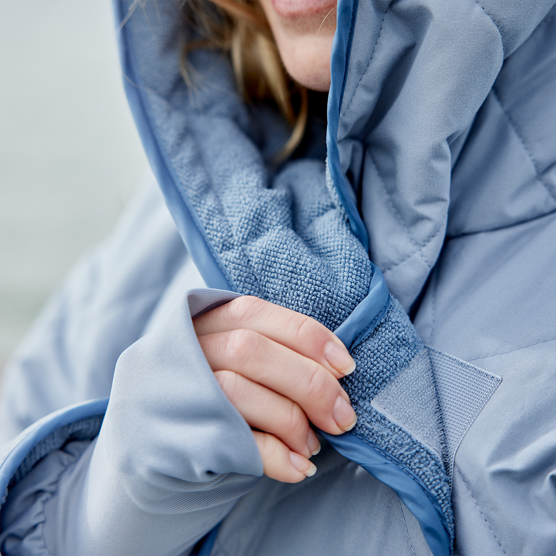 Vintermorgonrock för vinterbad med kardborreknäppning som hjälper dig att hålla värmen