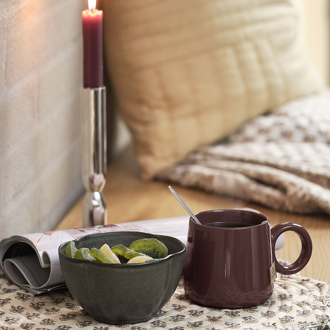 Skål och mugg på en bordsunderlägg