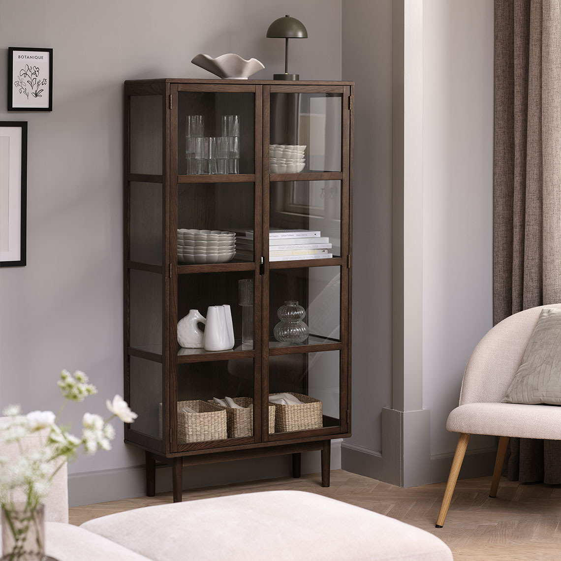 VESTERBY:s höga displayskåp tillverkat av FSC® massiv ek och ekfaner i mörk färg Högt displayskåp gjort av FSC massiv ek och ekfaner i mörk färg