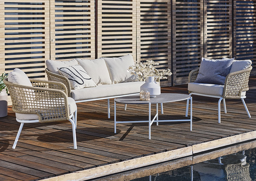 Snabbtorkande lounge-satt i naturligt färgad korg och off-white kuddar