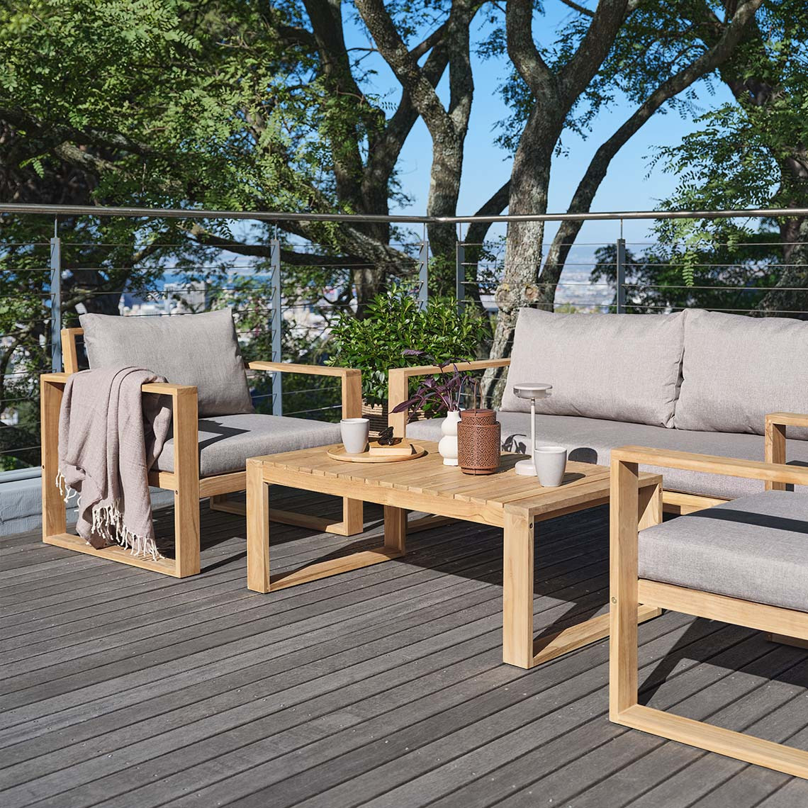 LILLEHOLM loungeset gjort av FSC® massiv teak Stor utomhuslounge på uteplatsen gjord av FSC® solid teak