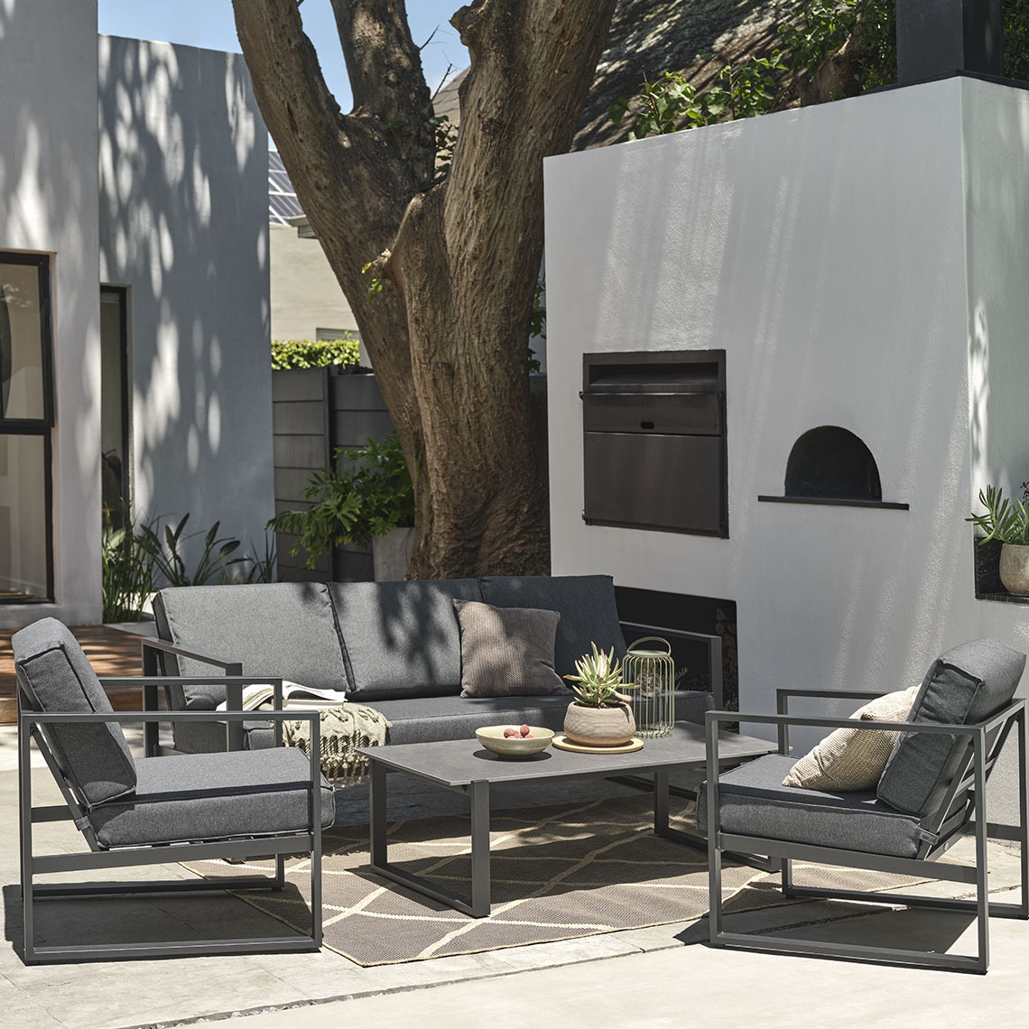 Snabbtorkande loungeset med svarta kuddar