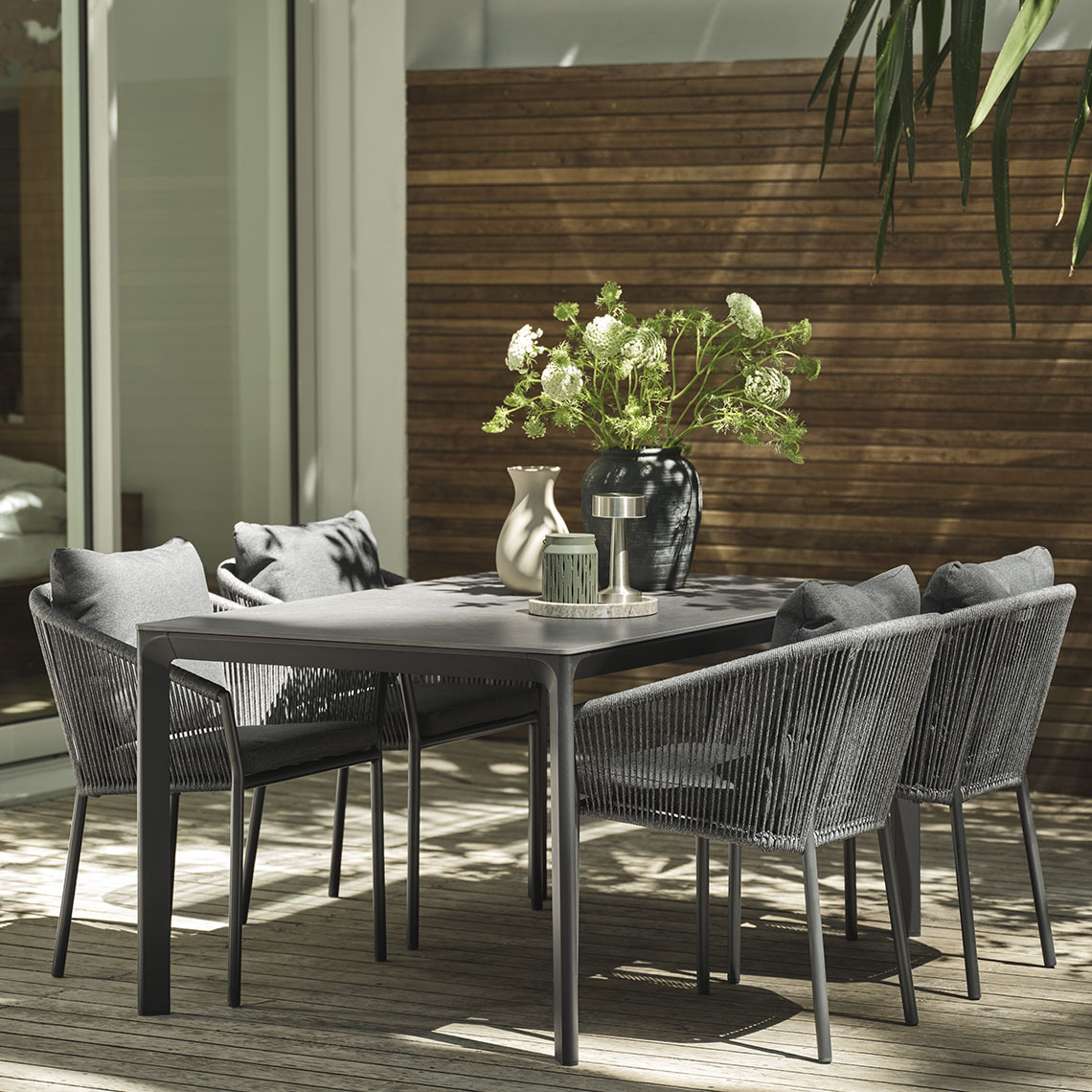 Trädgårdsbord och trädgårdsstolar