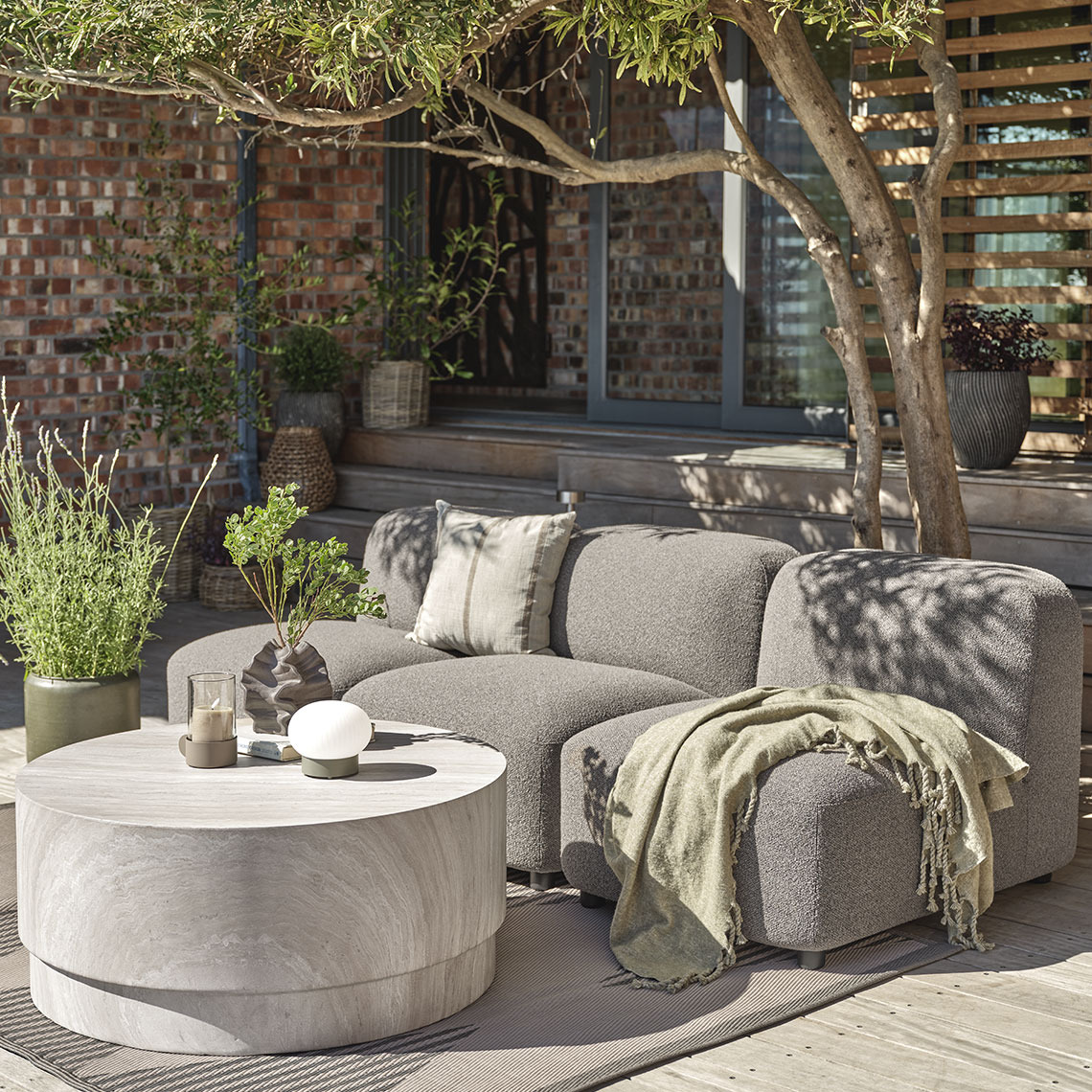 Loungesoffa byggd av loungemoduler 