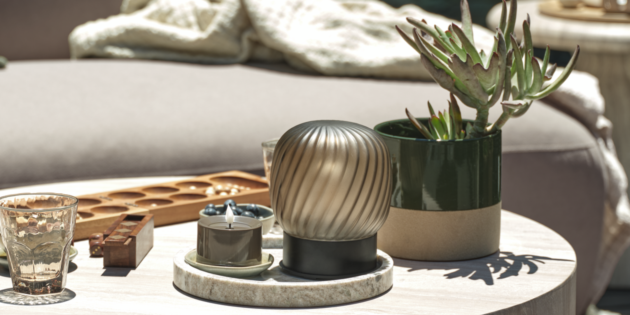 MEJSE batterilampa, KRAGE trädgårdsplanterare och andra dekorationer