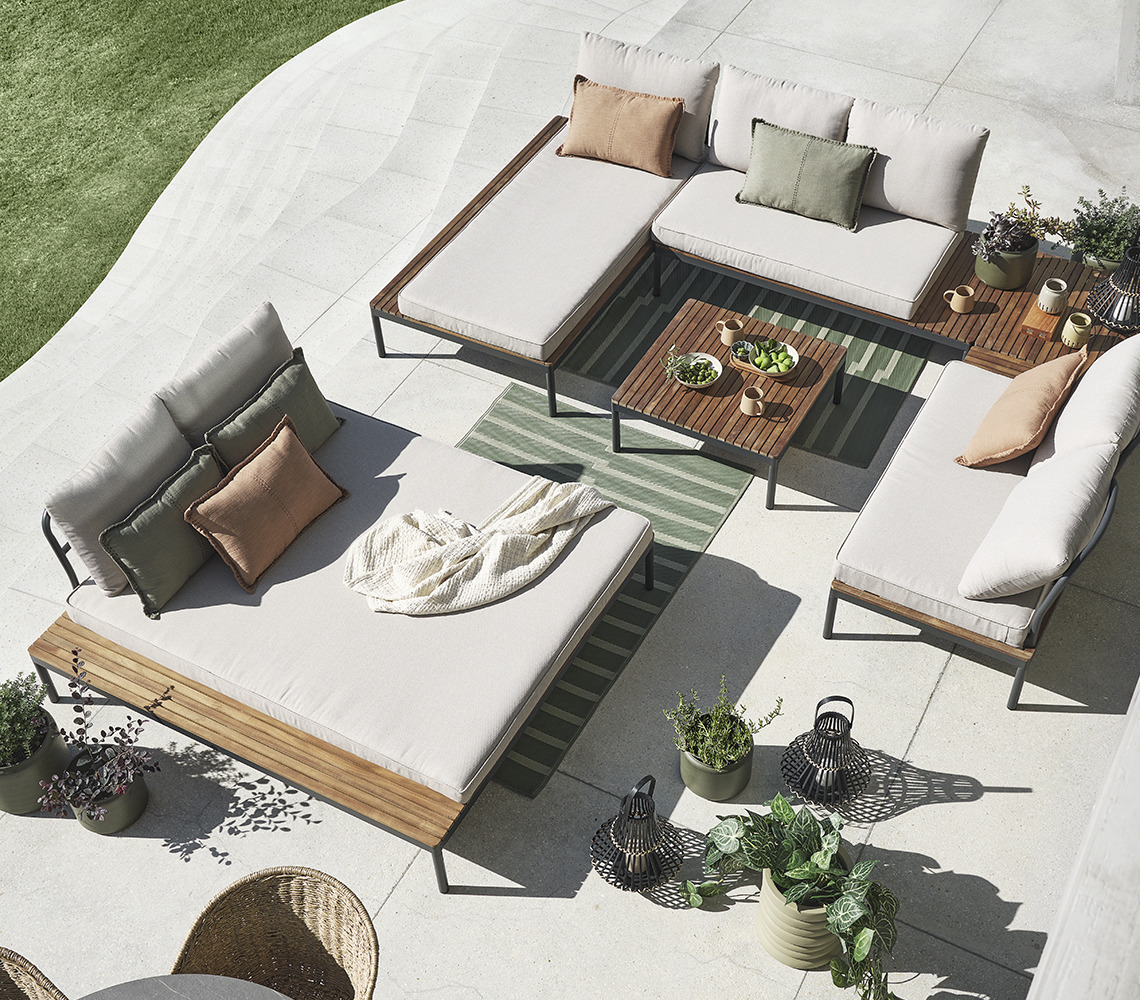 Modulsoffor i en stor grupp med loungebord