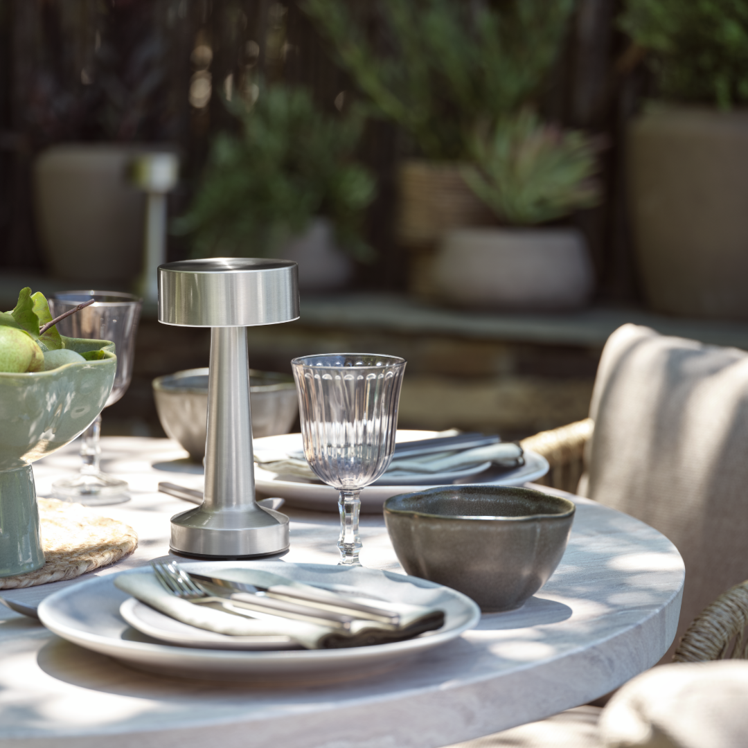 Borddukning med MUSVIT bordslampa, ELIAS tallrik och FRIDOLIN glas